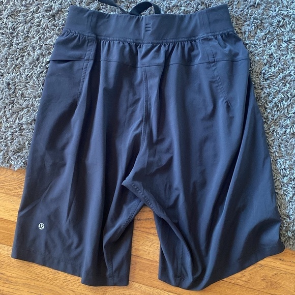 Lululemon Mens Stretchy Straight Leg Waist Tie Black Shorts size Small - Picture 5 of 9